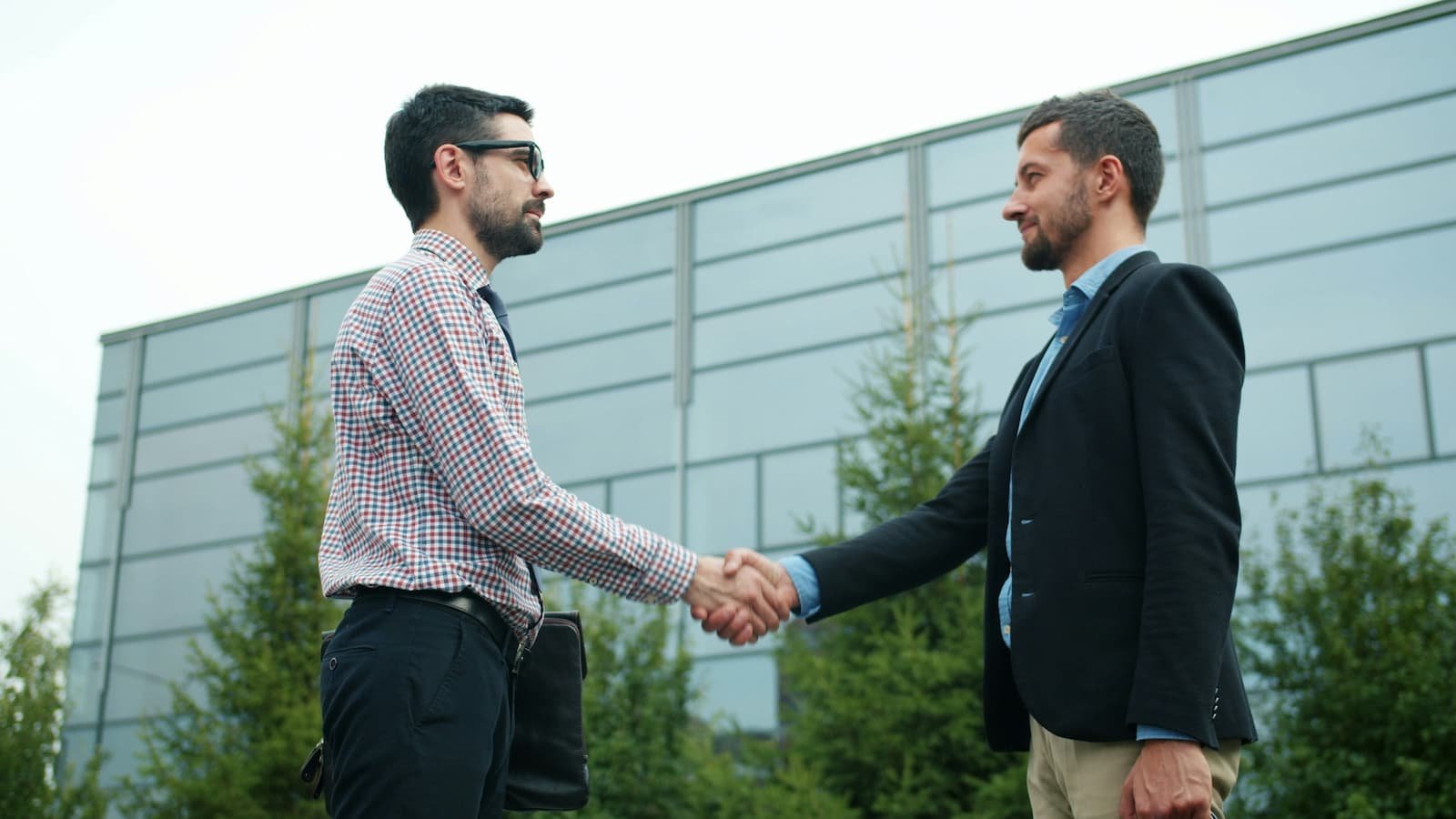 Poignée de main entre deux professionnels, symbole d'un partenariat qui s'engage