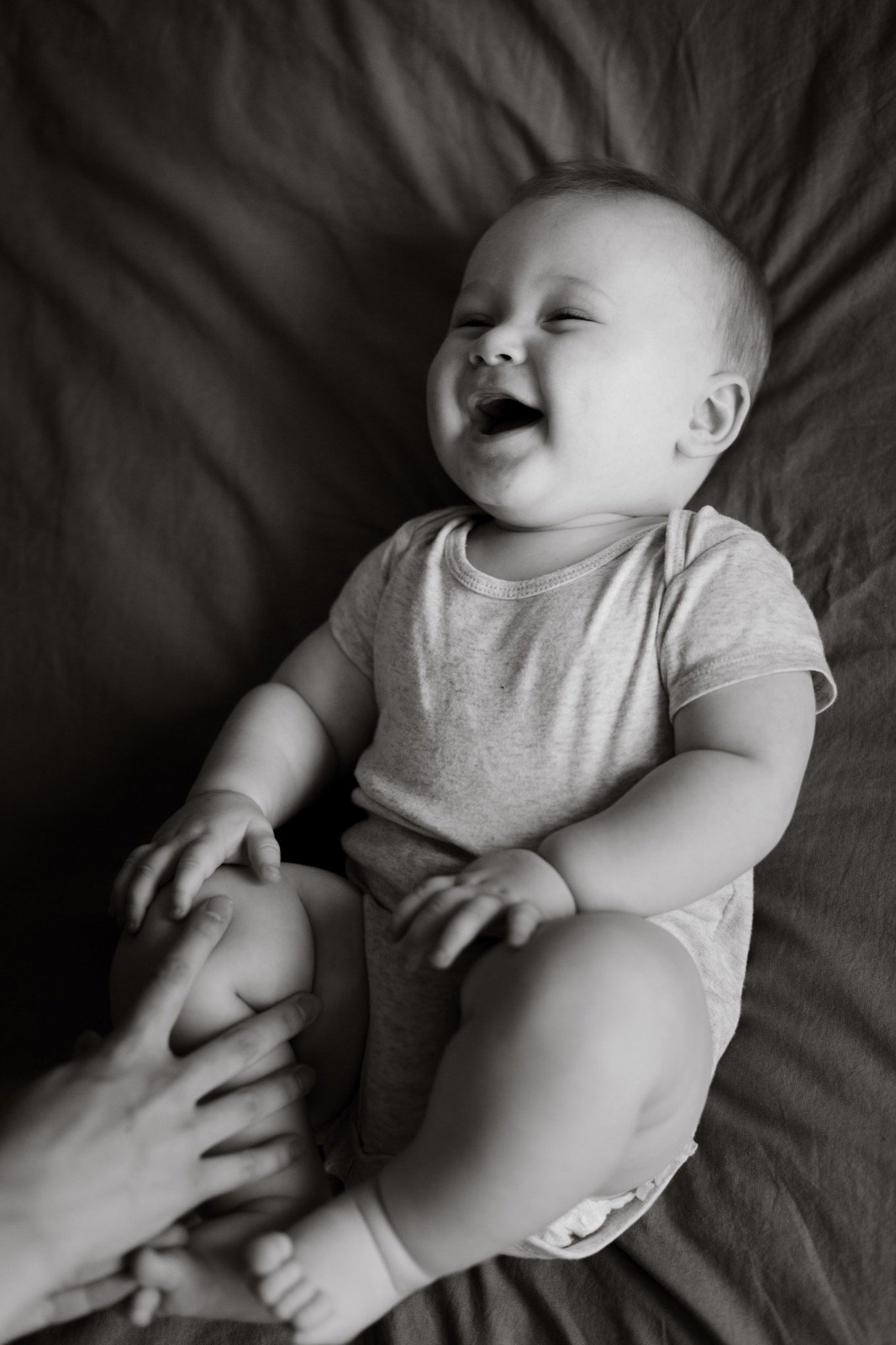 Bébé souriant, portrait tendre en noir et blanc